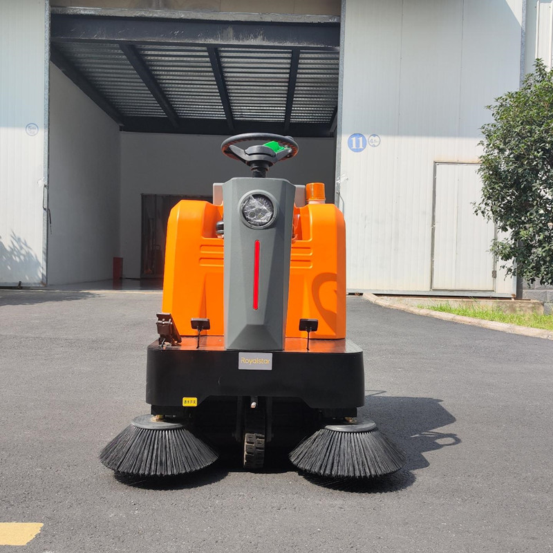 電動(dòng)掃地機(jī)在工廠廣泛使用，我們?cè)撛趺催x